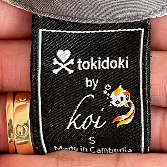 💰3 items for $25 🏷 Tokidoki by Koi Surfer multi print Kiki Scrub Top sz S - Picture 13 of 16